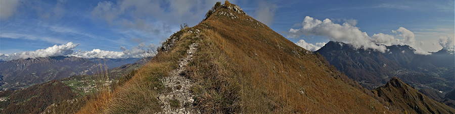 Vista panoramica dall'anticima del Monte Gioco a sx verso Val Brembana, a dx verso Val Serina